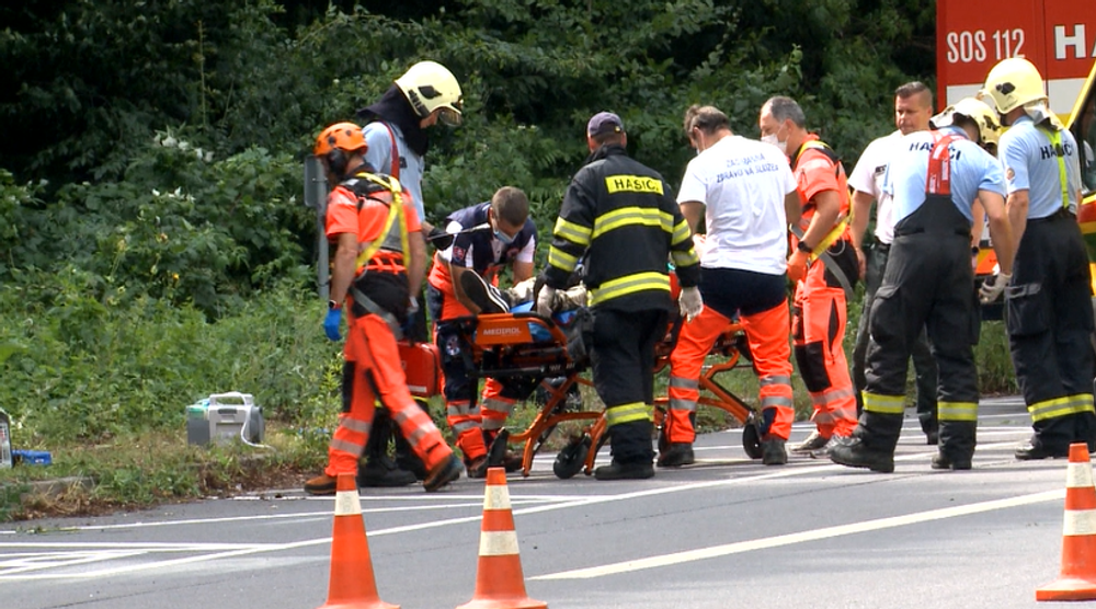 Zrážka dvoch motorkárov uzavrela hlavný ťah na Handlovú, na miesto privolali vrtuľník 