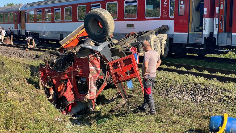 Nehoda nákladného auta s vlakom
