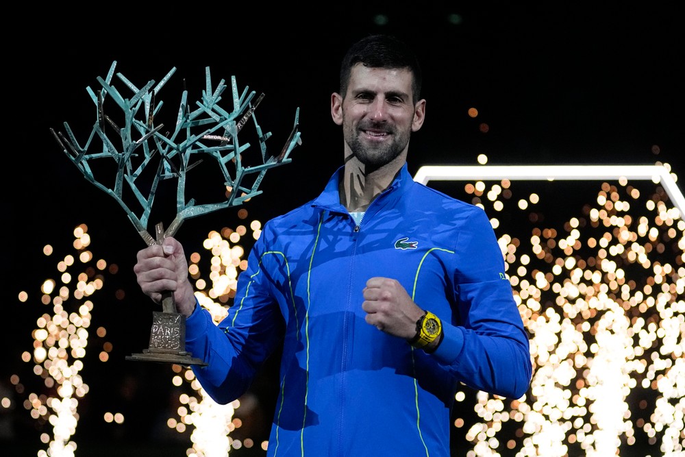 Srbský tenista Novak Djokovič pózuje s trofejou po jeho výhre nad Bulharom Grigorom Dimitrovom vo finále dvojhry na tenisovom turnaji ATP Masters 1000 v Paríži