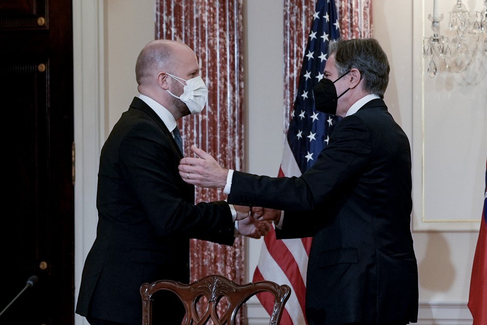 US_Slovakia_86622-eee6578197c749b5be0a638aeaaff7eb