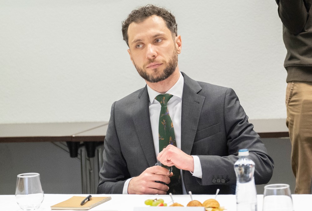 stretnutie pri okruhlom stole