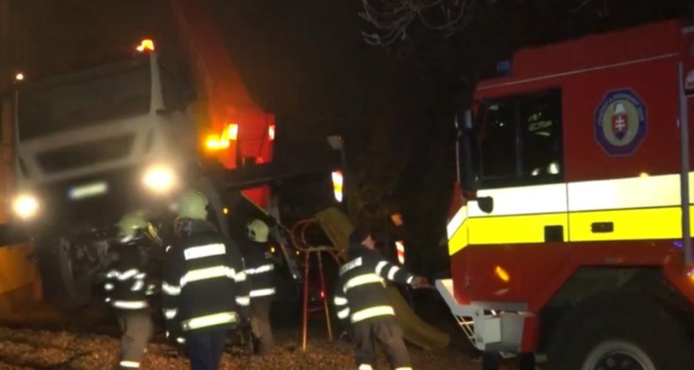 Do bytovky v Svite narazila plošina