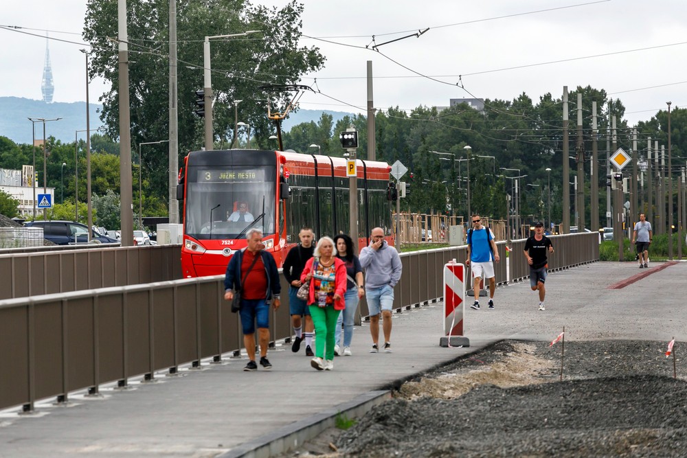 Cestujúci električkou