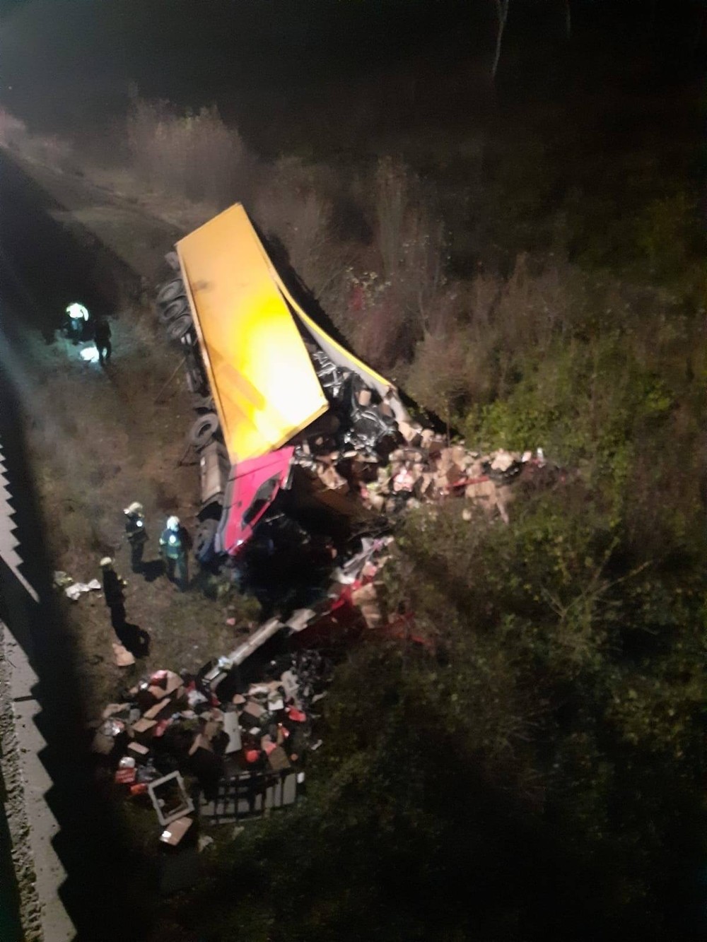 Z mosta padol kamión, vodič (†55) nehodu neprežil 