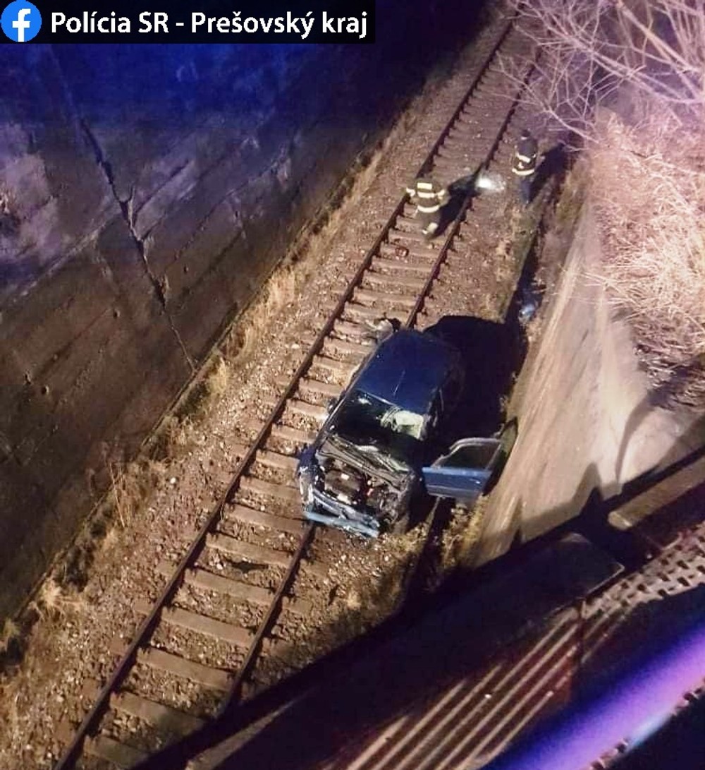 Opitý vodič prežil pád z desaťmetrovej výšky