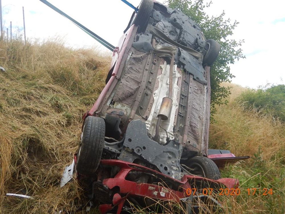 Na R1 došlo k tragickej nehode. Vodič vyletel z cesty, zastavil ho až svah