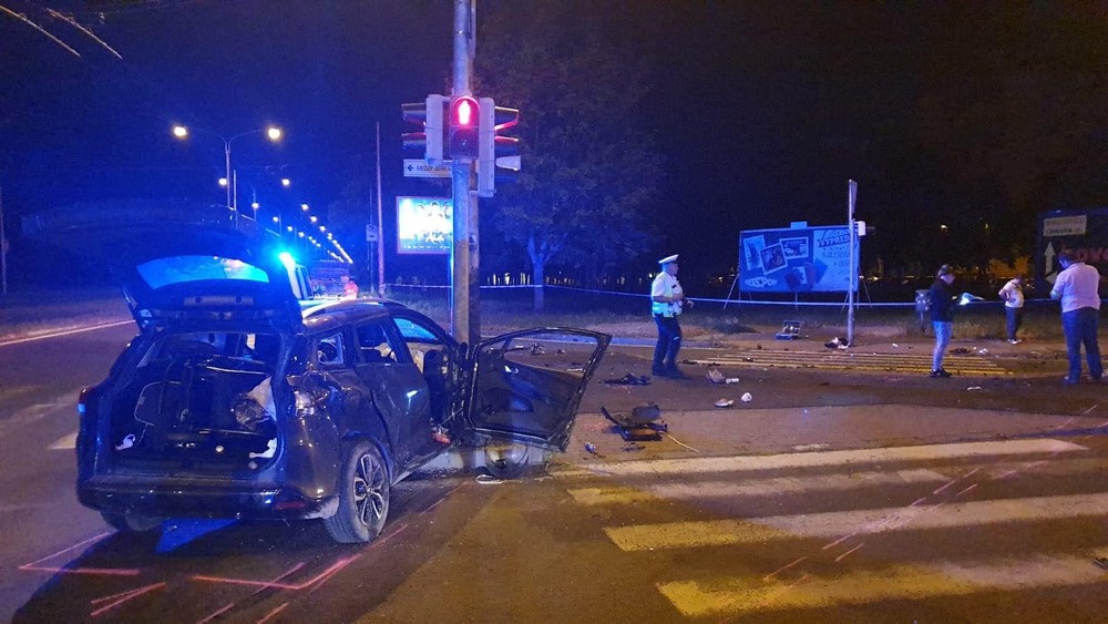 Tragická nočná autonehoda: Štyri osoby sú v kritickom stave, jedno z áut dokonca zachytilo chodca na priechode
