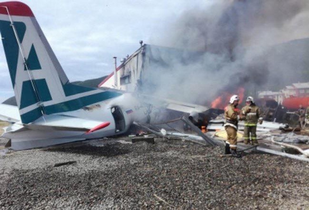 Lietadlo prešlo ranvej a po náraze do budovy vzplanulo