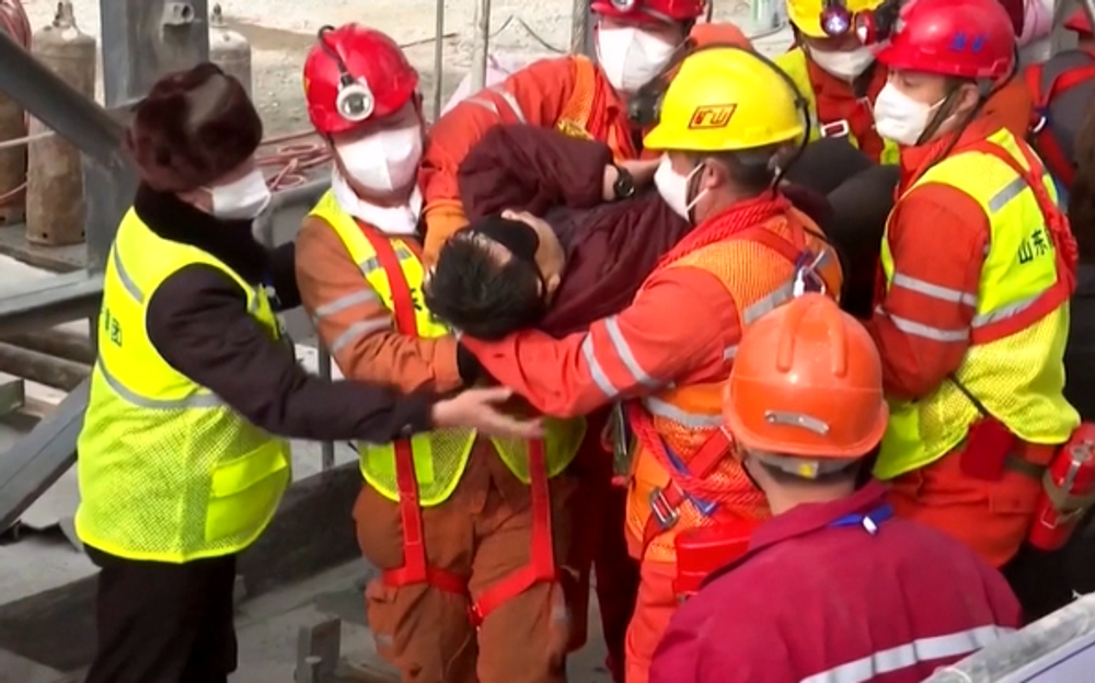 Záchranárom sa podarilo vyslobodiť baníkov, ktorí uviazli stovky metrov pod zemou 