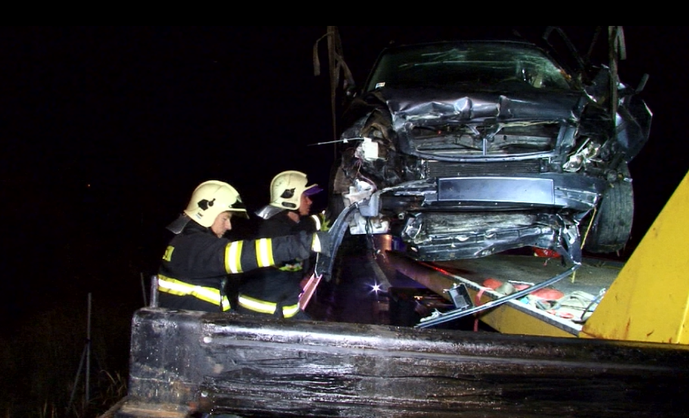 Vážna autonehoda na R1. Auto sa niekoľkokrát prevrátilo a skončilo na streche mimo cesty
