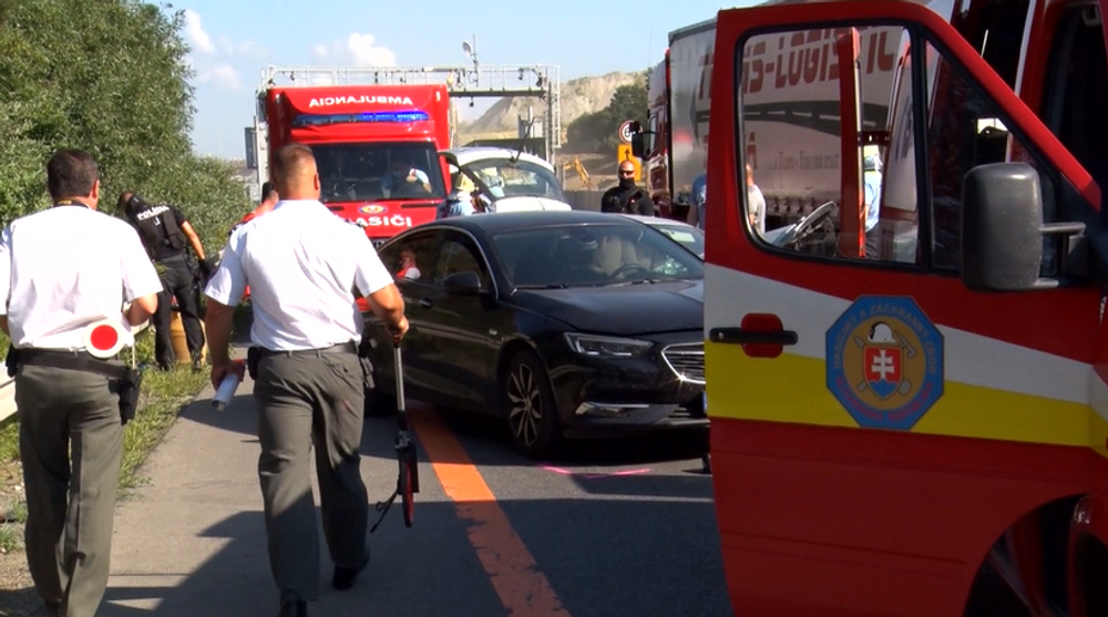 Zrážka troch vozidiel uzavrela diaľnicu do Košíc, v oboch smeroch to spôsobilo kolóny 