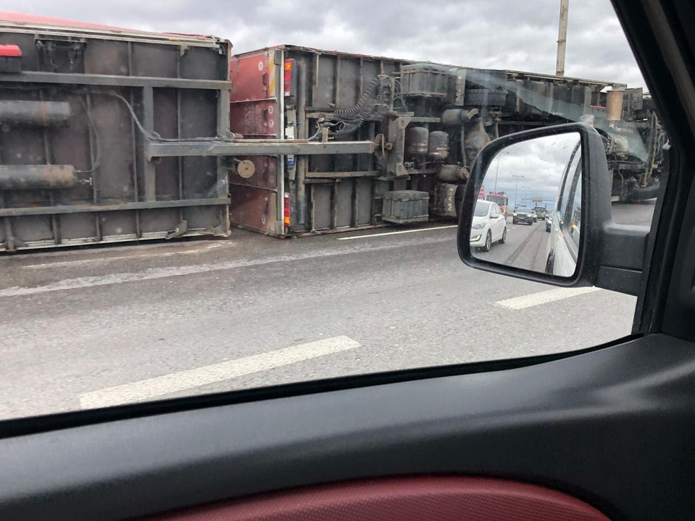 Na viacerých úsekoch hlásia obmedzenia. Víchrica prevrátila návesy, vietor láme aj stromy 