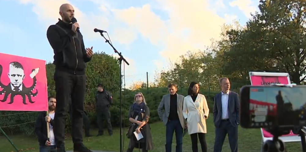 Gorila opäť ožíva aj v uliciach. Pred domom Haščáka sa zhromaždil dav demonštrantov