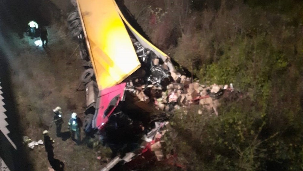 Z mosta padol kamión, vodič (†55) nehodu neprežil 