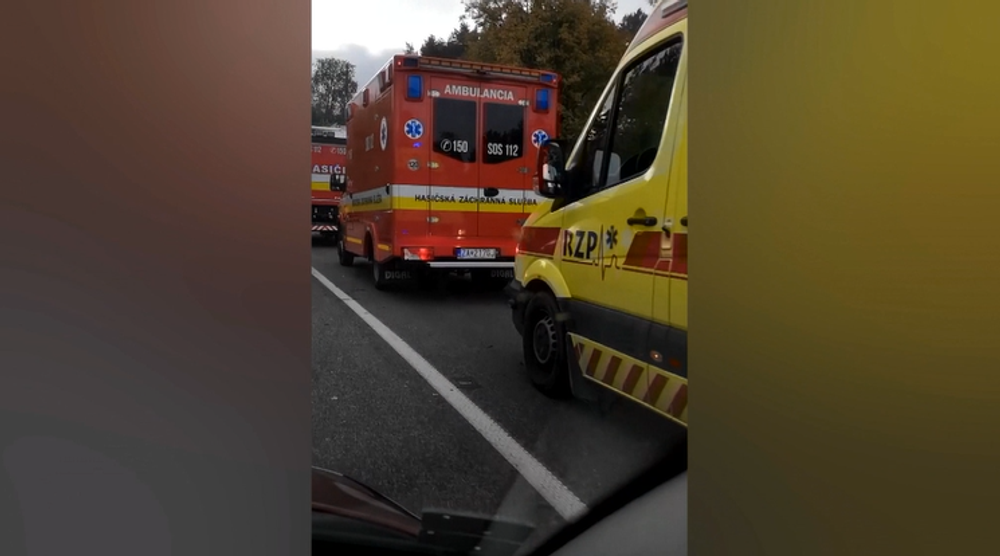 Nehoda kamióna zablokovala cestu pri Strečne, vodič skončil v policajnej cele