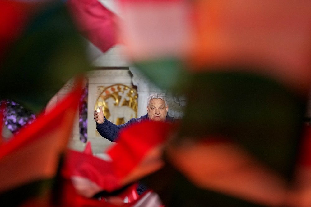 Mítingy Fideszu a TISZA deň pred voľbami v Maďarsku