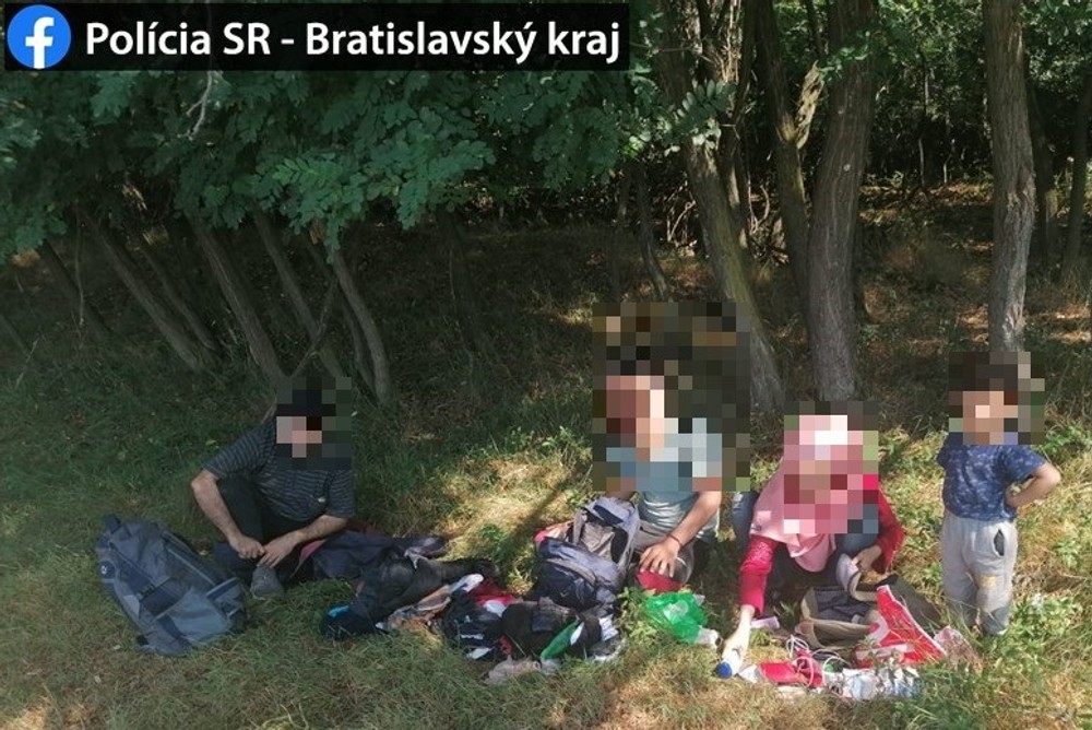 Pri Malackách našli veľkú skupinu migrantov, policajti zadržali takmer tridsať ľudí 