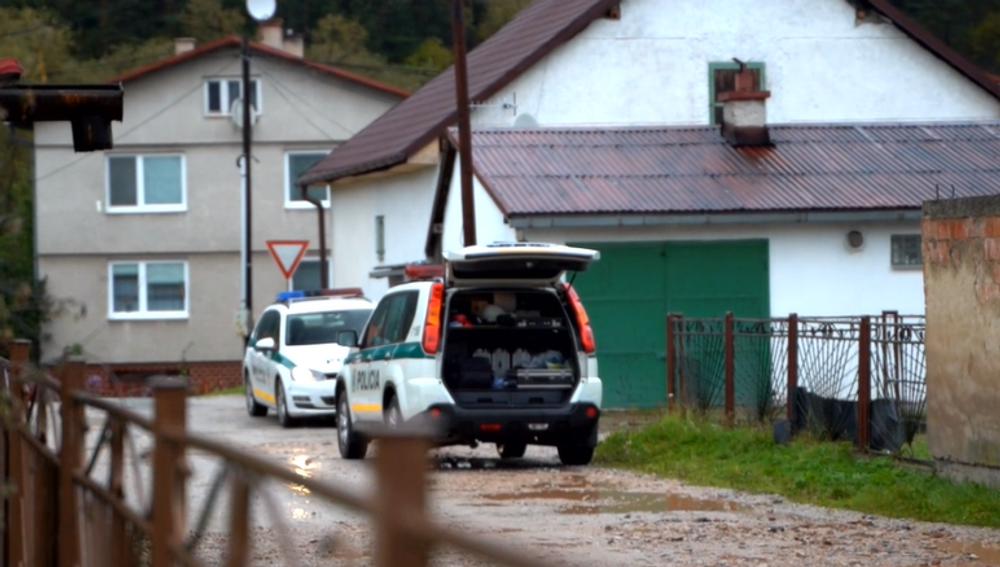 Popíjal s miestnymi, no domov sa už nevrátil. Záhadná smrť v uličke pri stanici prináša množstvo otáznikov