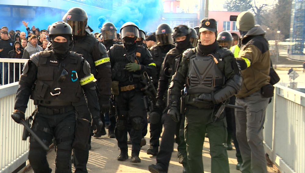 Vodné delá, psovodi a ťažkoodenci. V Trnave sa hralo najväčšie slovenské derby