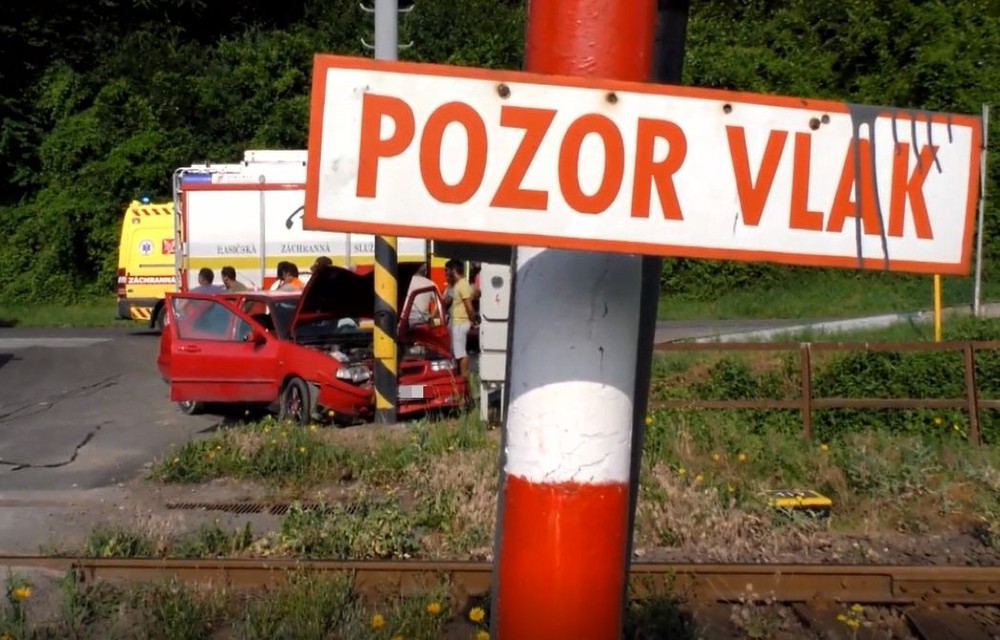 Aby sa vyhol čelnej zrážke, strhol volant. Len metre ich delili od vlakovej trate