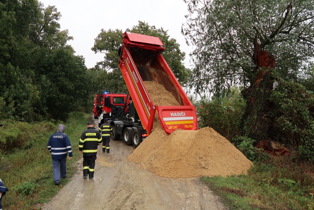 Hasicske_auto_priviezlo_piesok__ktorym_sa_budu_plnit_vrecia_na_spevnenie_hradze_rieky_Morava072016 (1)