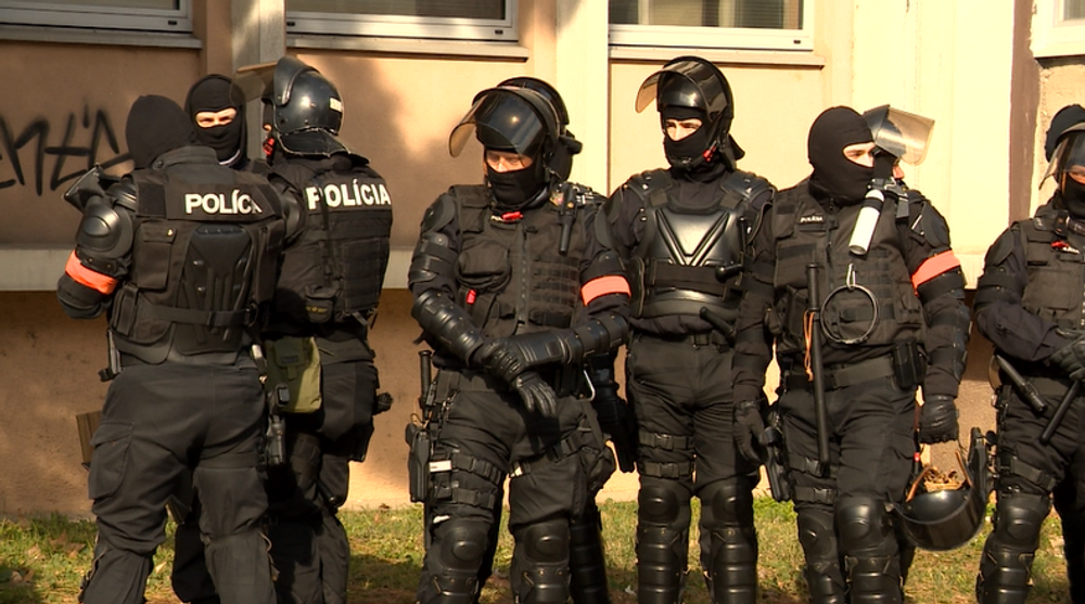 Vodné delá, psovodi a ťažkoodenci. V Trnave sa hralo najväčšie slovenské derby