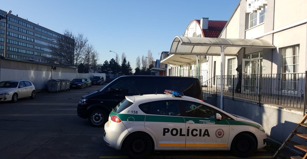 V Bratislave zasahuje NAKA. Stopy holandských kolegov ich zaviedli až na Slovensko