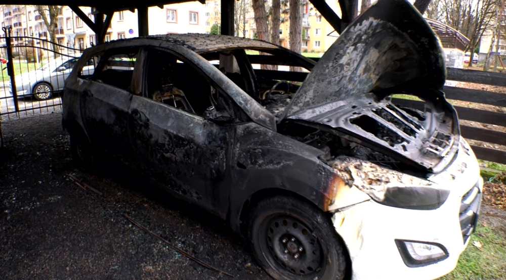 Dlhoročnému poslancovi a jeho dcére podpálili autá