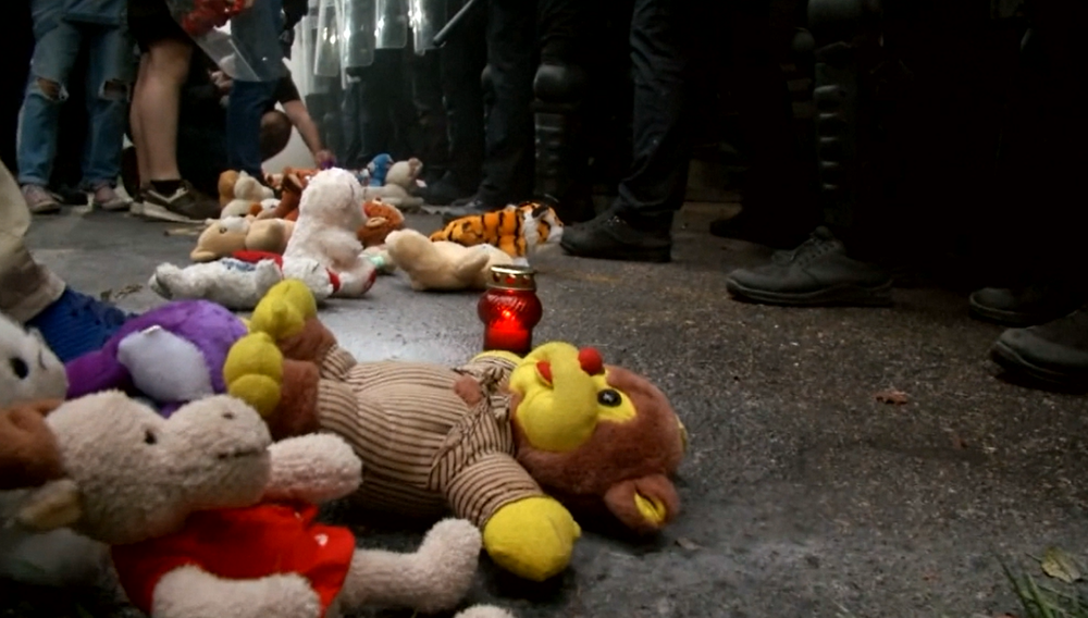 Stovky ľudí vyšli na protest do ulíc po zastrelení 5-ročného chlapca opitými policajtmi na Ukrajine