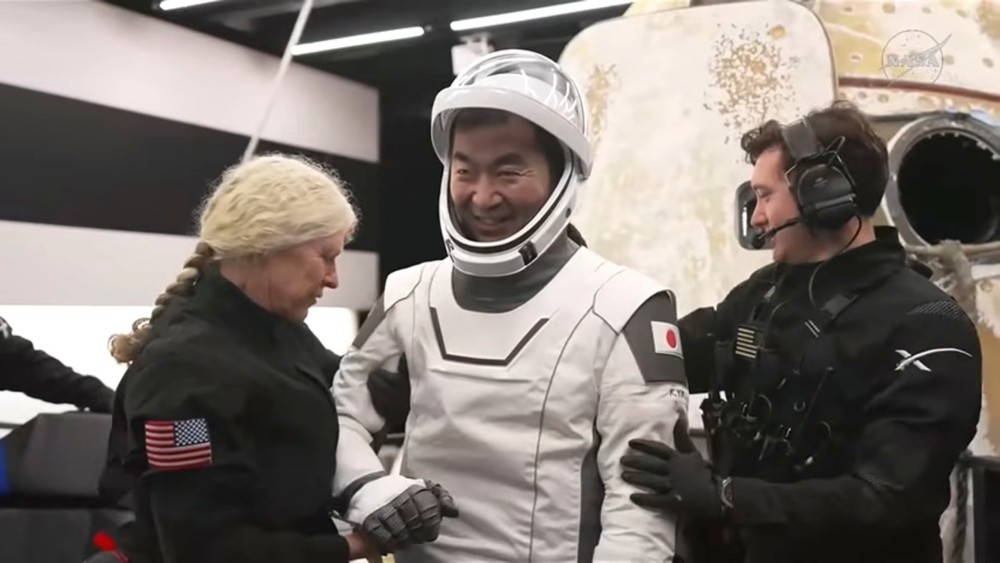 Členovia posádky misie Crew-11 (9)