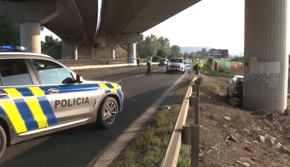 Muž narazil s autom do mostného piliera