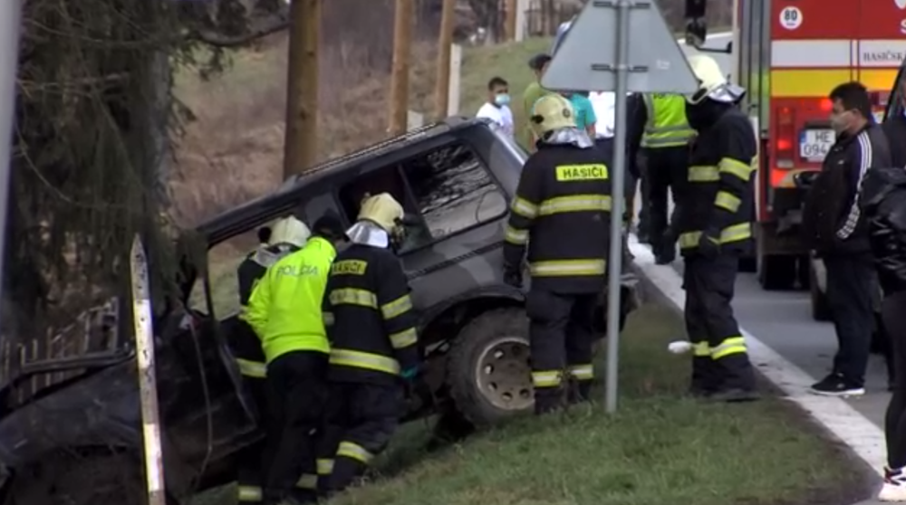 Muž z neznámych príčin zišiel z cesty, neprežil náraz do stromu 