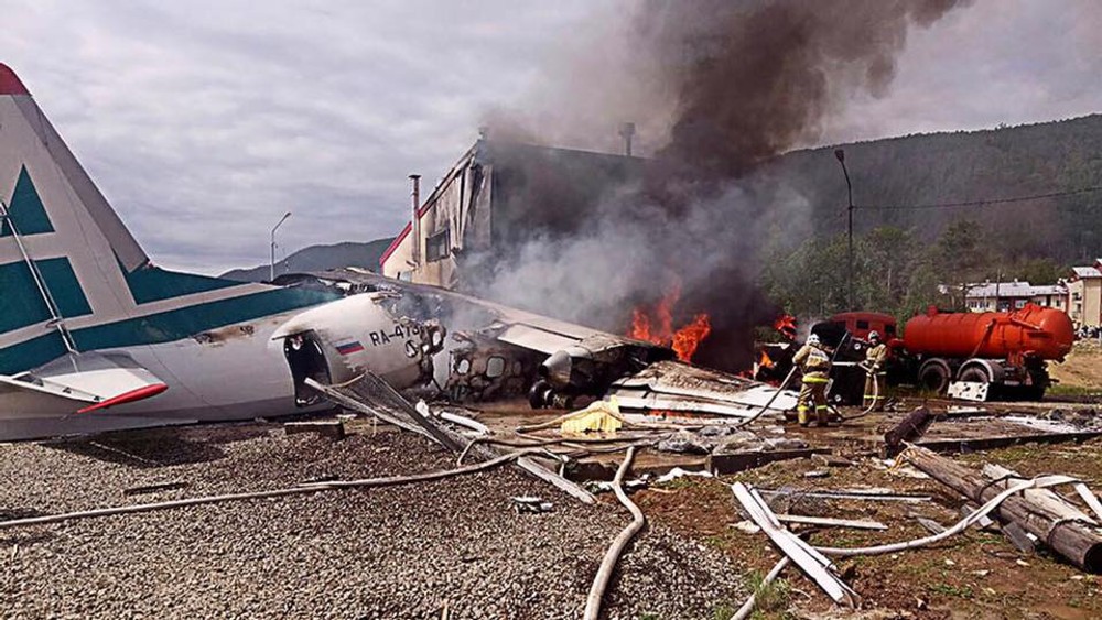 Lietadlo prešlo ranvej a po náraze do budovy vzplanulo