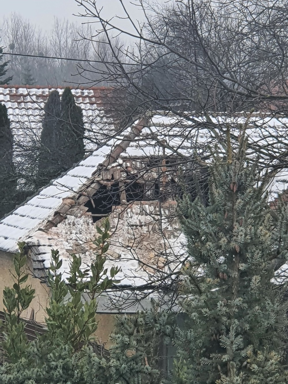 zemetrasenie spôsobilo pád komína