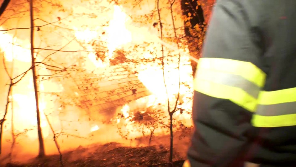 [multi] Turisti utekali z horiacej chaty 1400