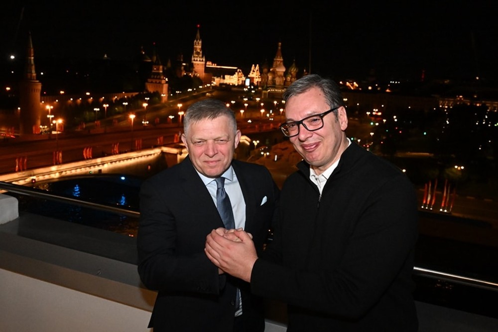 Srbský prezident Aleksandar Vučič sa v Moskve stretol so slovenským premiérom Robertom Ficom.