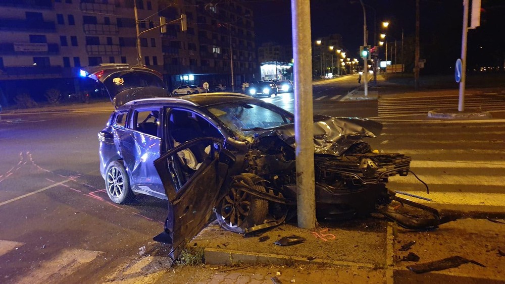 Tragická nočná autonehoda: Štyri osoby sú v kritickom stave, jedno z áut dokonca zachytilo chodca na priechode