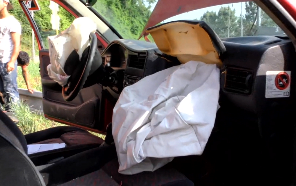 Aby sa vyhol čelnej zrážke, strhol volant. Len metre ich delili od vlakovej trate