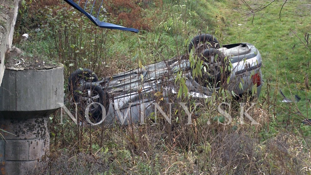 Auto sa zrútilo na breh potoka