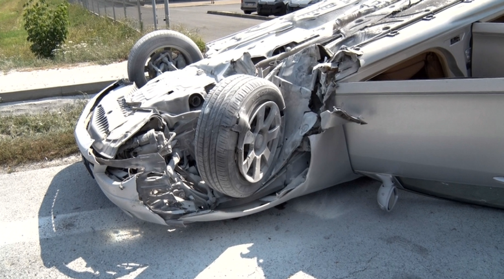 Vodič dostal za volantom mikrospánok. Po náraze sa vozidlo prevrátilo na strechu