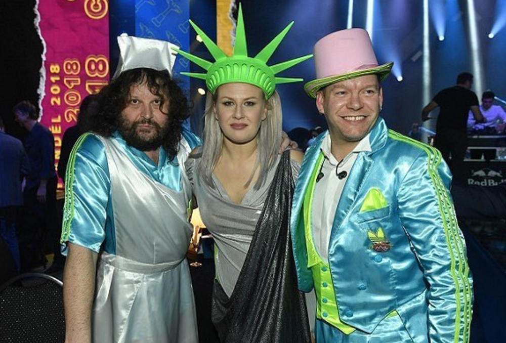 Monkey Business a Roman Holý