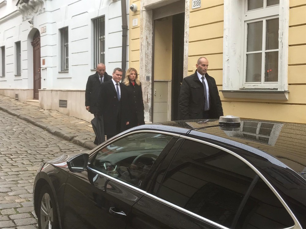  Prezidentka Zuzana Čaputová si spolu s prezidentom ČR Milošom Zemanom v Bratislave pripomínajú udalosti zo 17. novembra