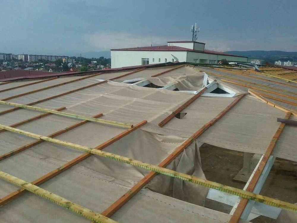 Silná búrka polámala stromy