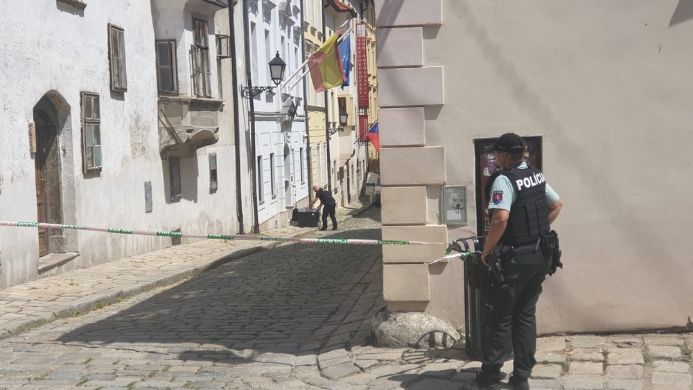 V centre Bratislavy spacifikovali ozbrojeného muža, v okolí ostávajú pyrotechnici