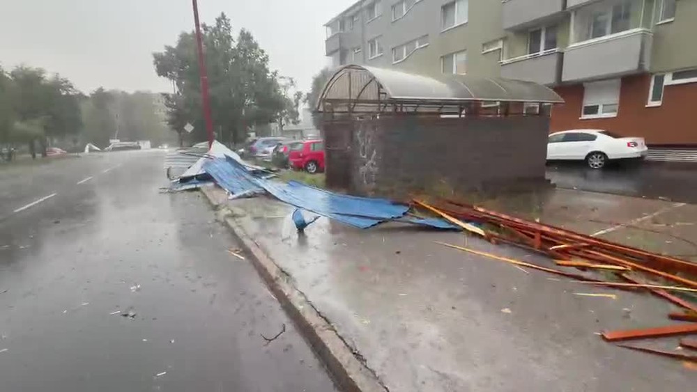 [multi] Následky po búrke - odtrhnutá strecha 61
