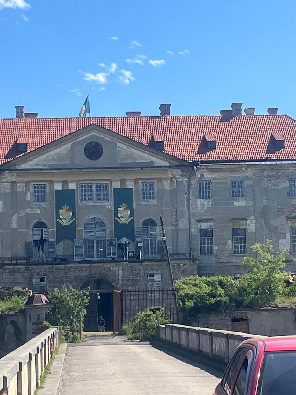 holíč zámok zo zadu