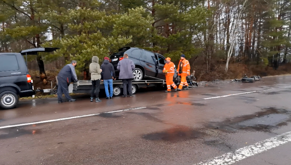 Auto s troma deťmi dostalo šmyk, rodinu po havárii odviezli z miesta záchranári 