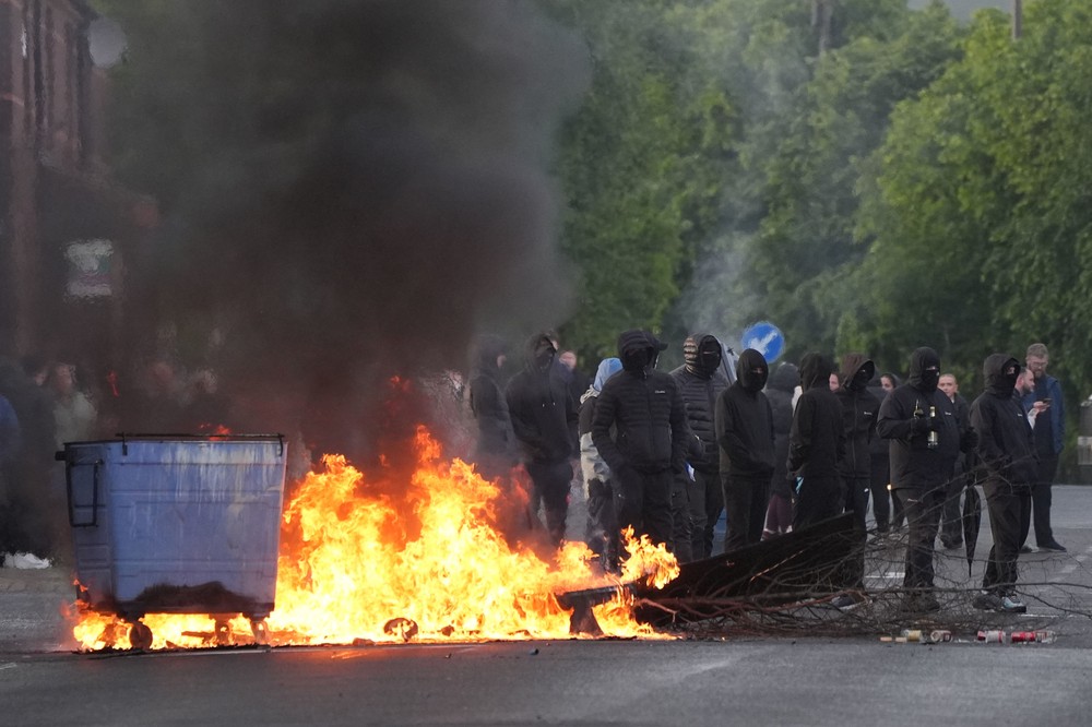 nepokoje protesty noz utok