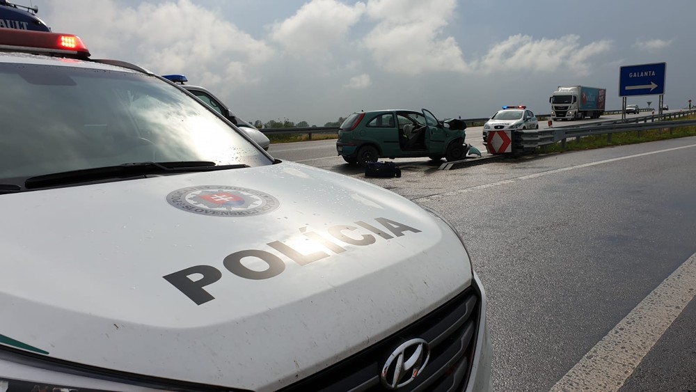 Pri náraze do zvodidiel zomrela žena. Pravdepodobne nemala zapnutý bezpečnostný pás