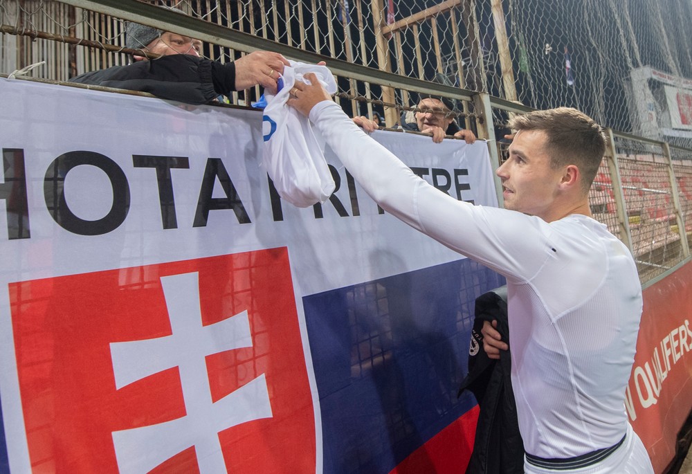 Ľubomír Tupta odovzdáva dres fanúšikovi